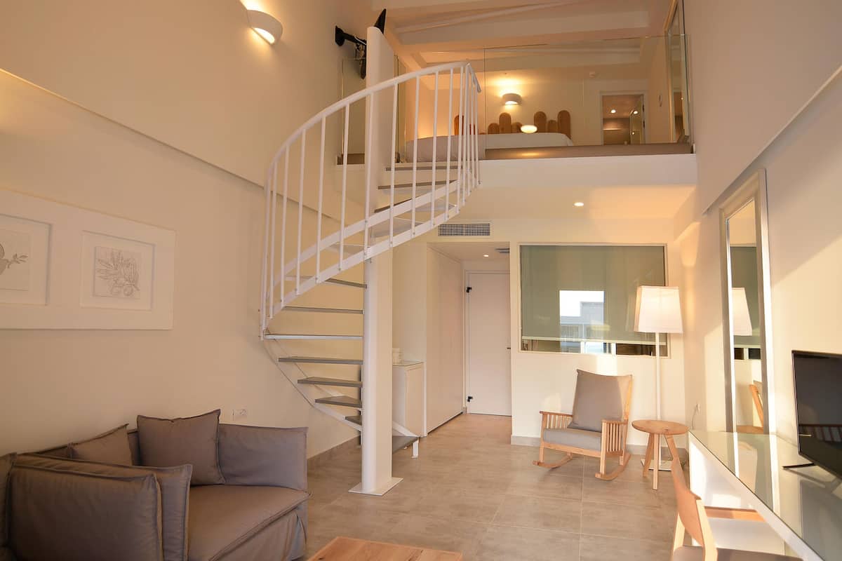 Junior suite | Luxe beddengoed, een kluis op de kamer, geluiddichte muren