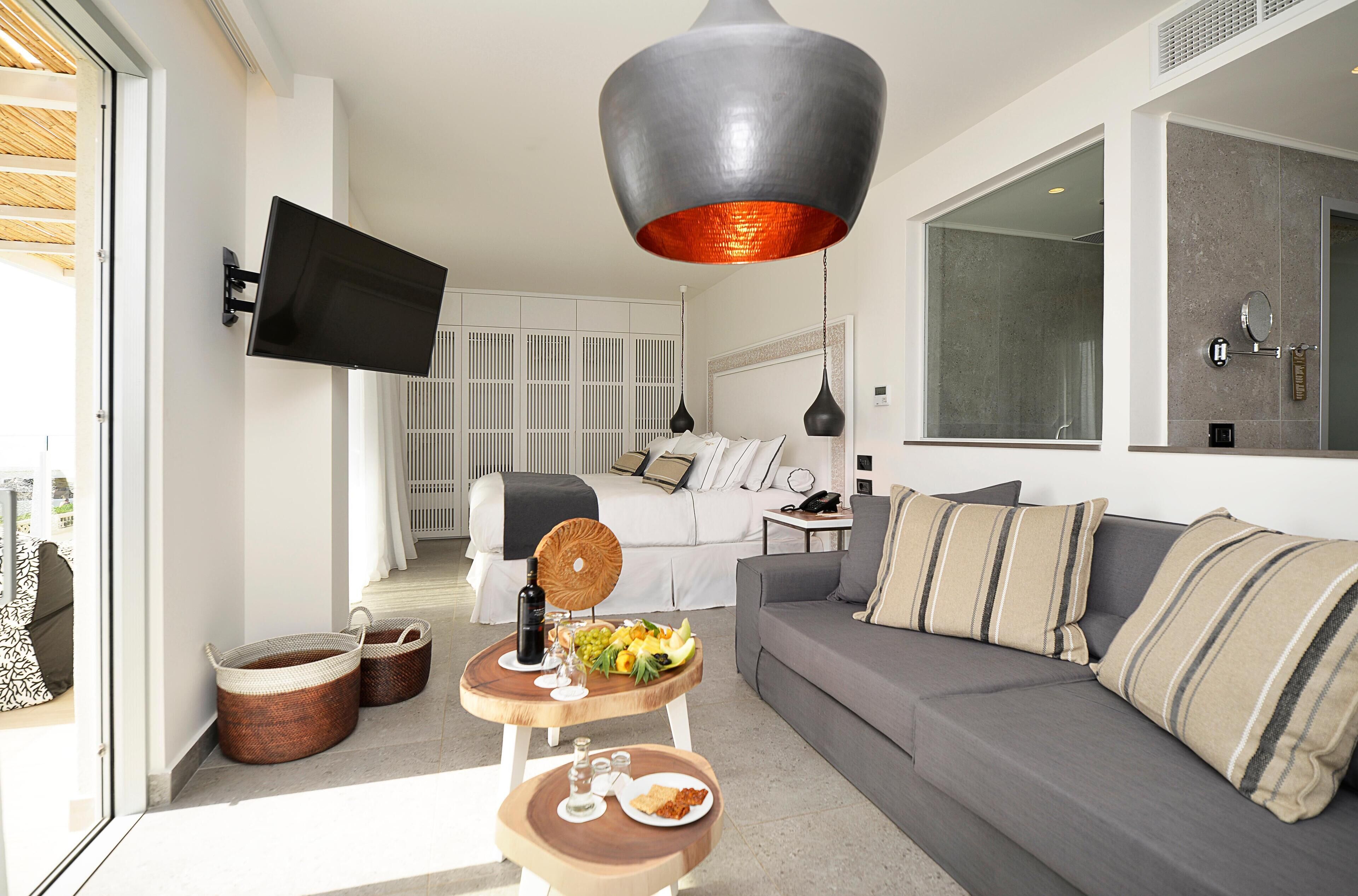 Suite, piscina privata, vista mare | Biancheria da letto di alta qualità, una cassaforte in camera