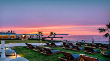 Piscina coperta, 2 piscine all'aperto, lettini