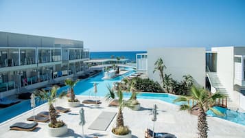 Piscina interna, 2 piscinas externas, espreguiçadeiras