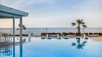 Alberca techada, 2 albercas al aire libre y camastros