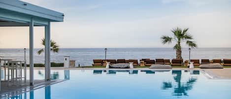 Sisäuima-allas, 2 ulkouima-allasta, aurinkotuoleja