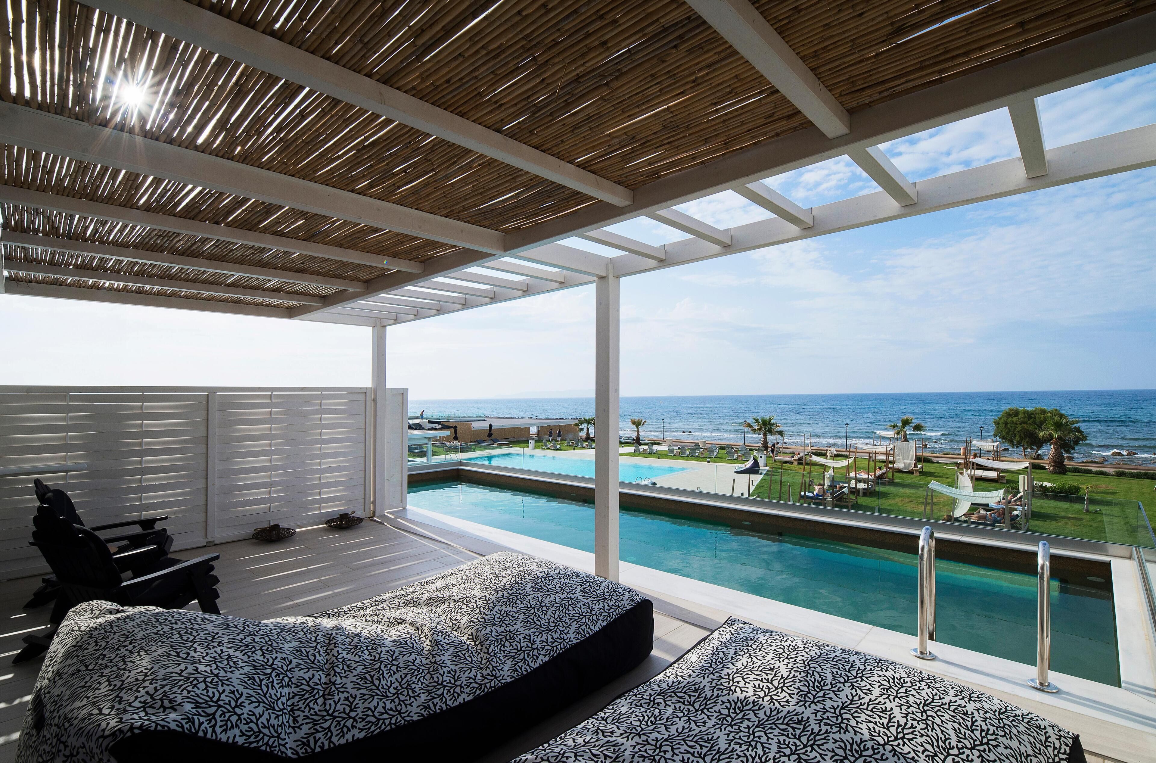 Suite, toegang tot zwembad, uitzicht op zee | Luxe beddengoed, een kluis op de kamer, geluiddichte muren