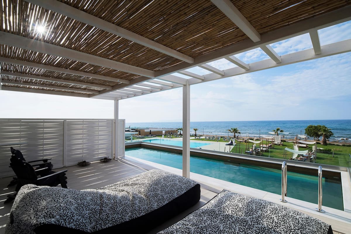 Suite, toegang tot zwembad, uitzicht op zee | Luxe beddengoed, een kluis op de kamer, geluiddichte muren