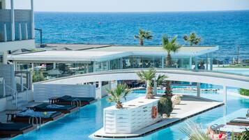 Alberca techada, 2 albercas al aire libre y camastros