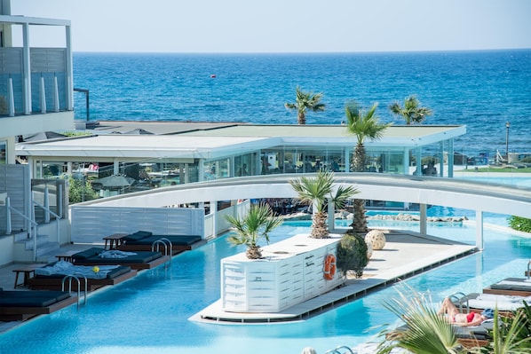 Una piscina techada, 2 piscinas al aire libre