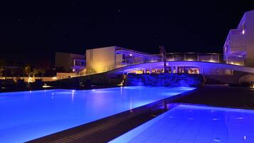 Indoor pool, 2 outdoor pools, pool loungers