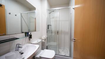 Regadera, amenidades de baño gratuitas, secadora de cabello, toallas