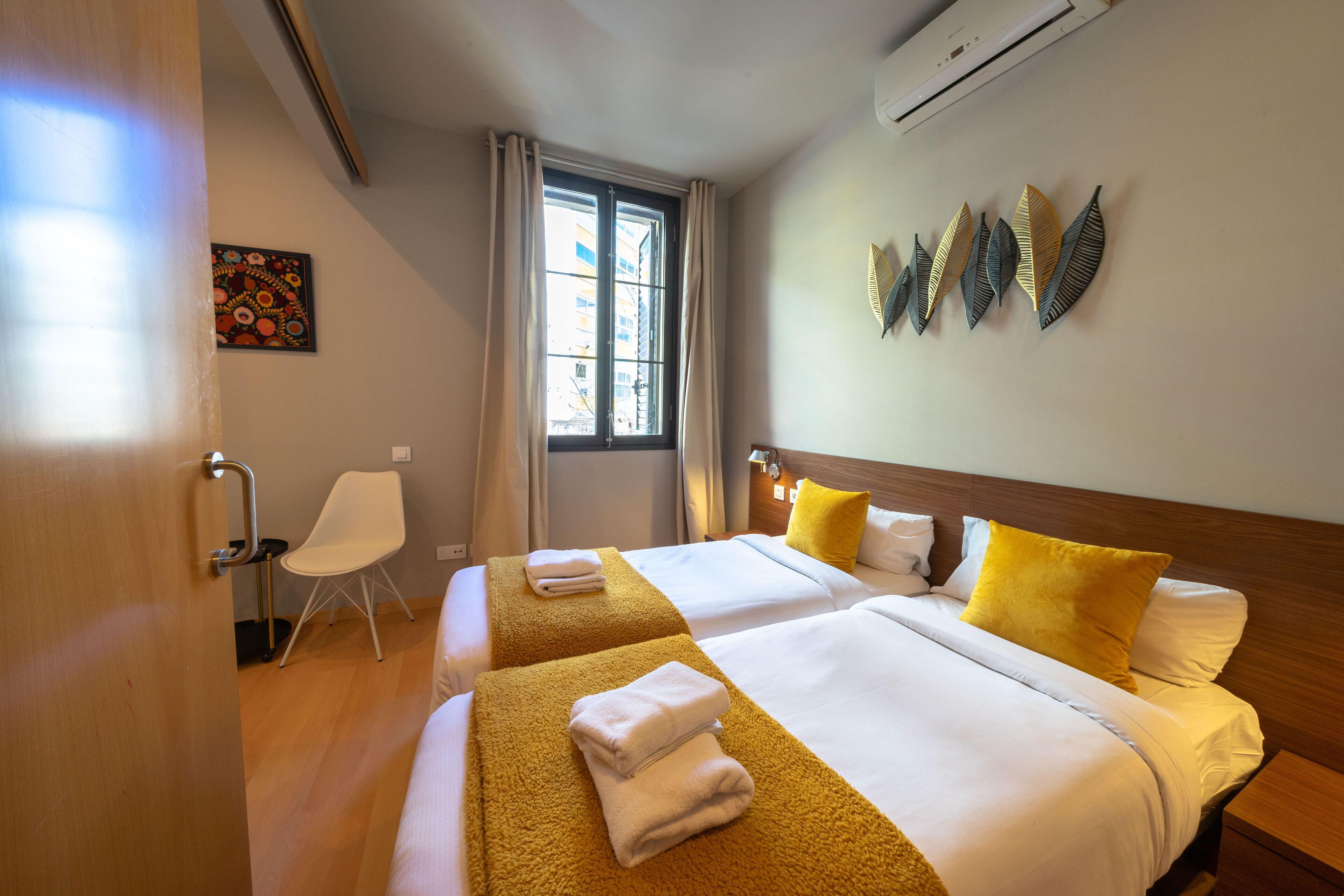 2 dormitoris, cobrellits, caixa forta a l'habitació i escriptori 