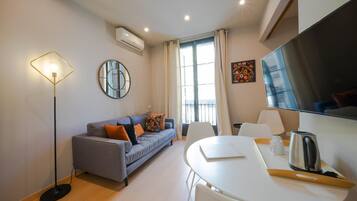 Een 42-inch flatscreentelevisie met digitale zenders en een smart-tv