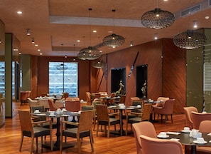 2 restaurantes; se sirven desayunos, almuerzos y cocina internacional