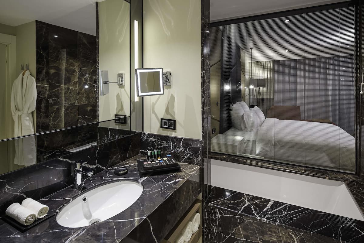 Edredón, minibar, caja de seguridad en la habitación y escritorio