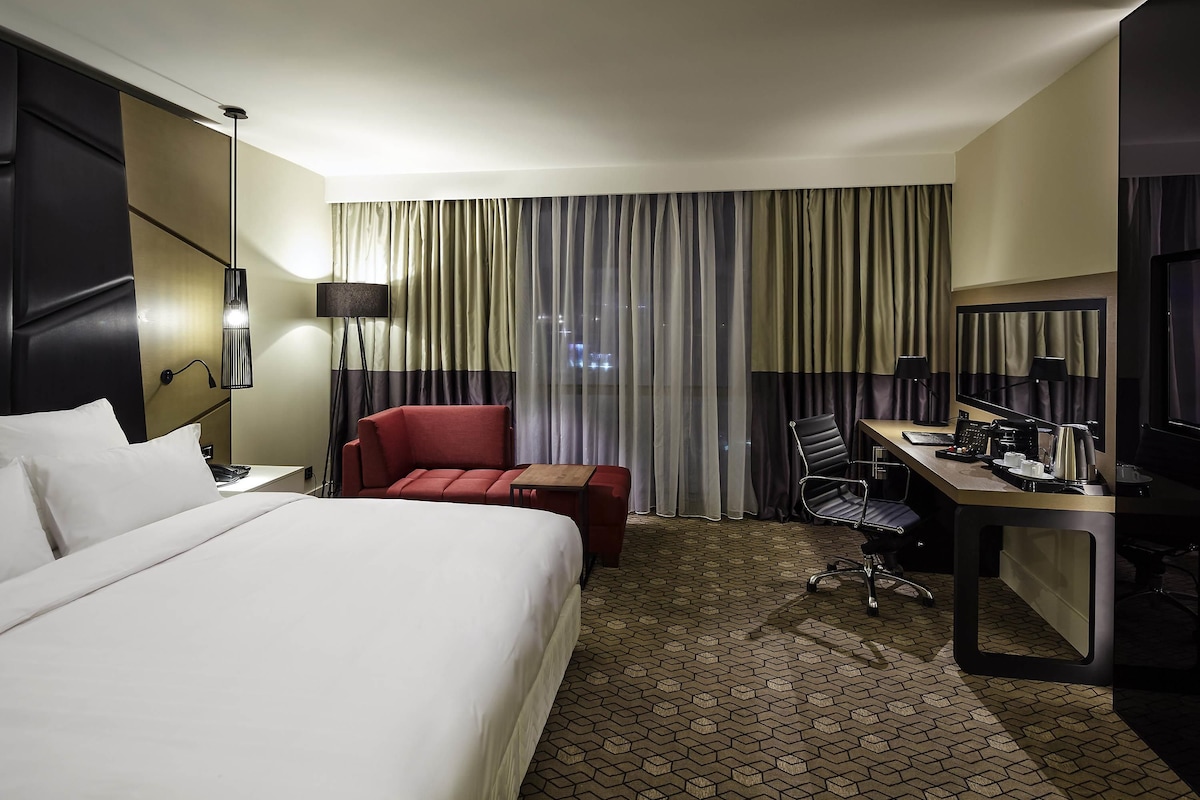 Down comforters, minibar, in-room safe, desk