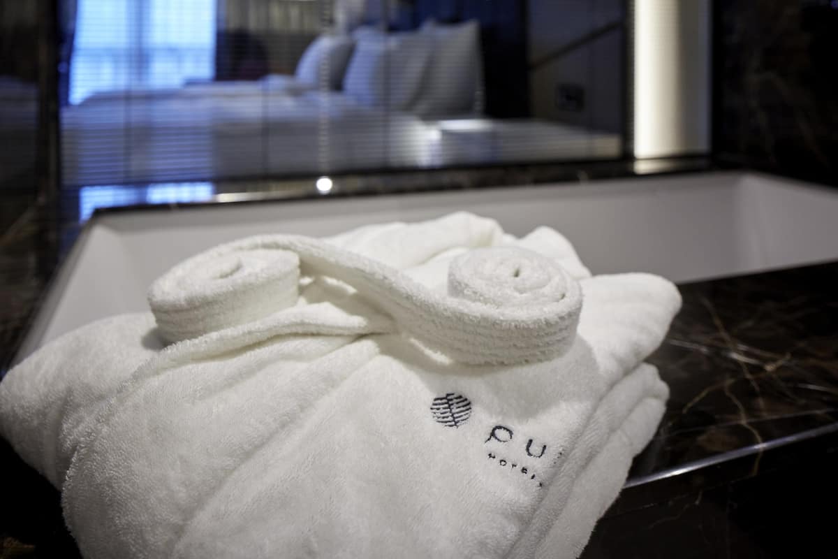Executive Room, City View | Down duvets, minibar, in-room safe, desk