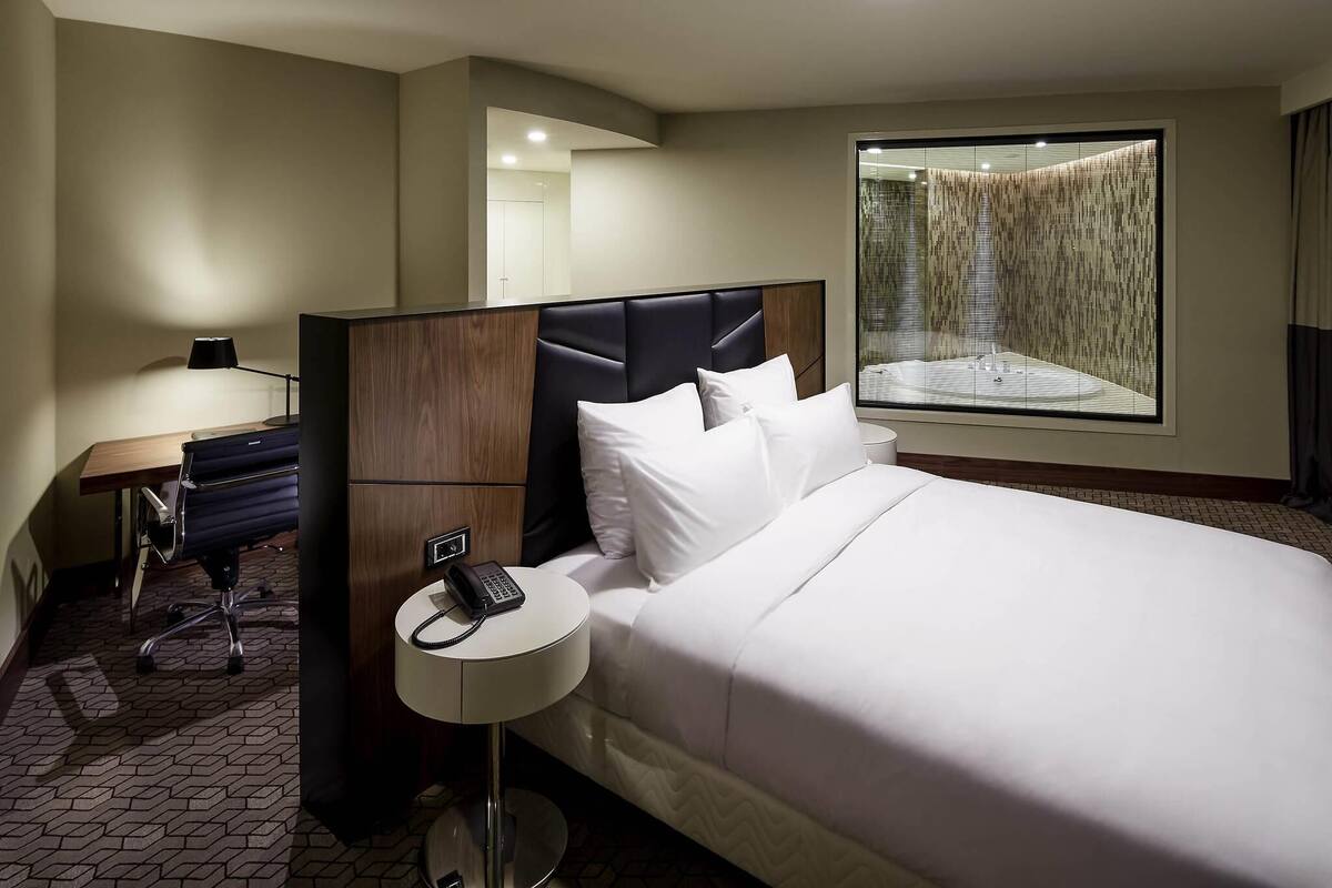 Executive suite, uitzicht op de stad | Donsdekens, een minibar, een kluis op de kamer, een bureau