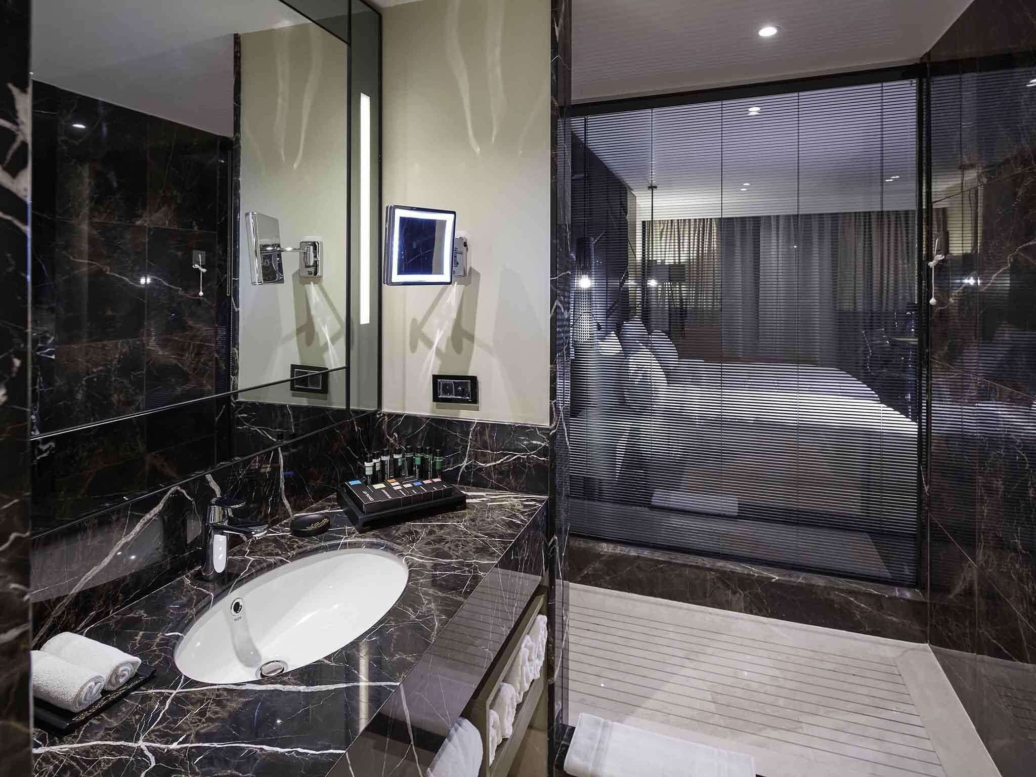 Edredón, minibar, caja de seguridad en la habitación y escritorio 