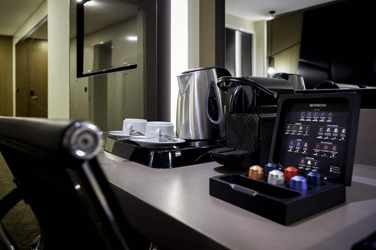 Duntäcken, minibar, värdeförvaringsskåp på rummet och skrivbord