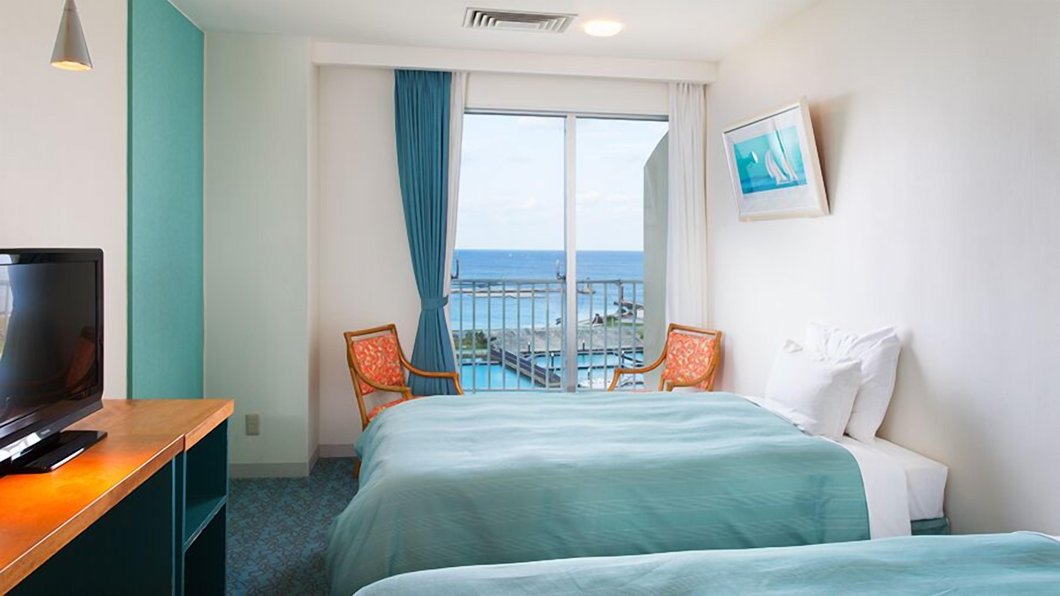 In-room safe, laptop workspace, blackout curtains