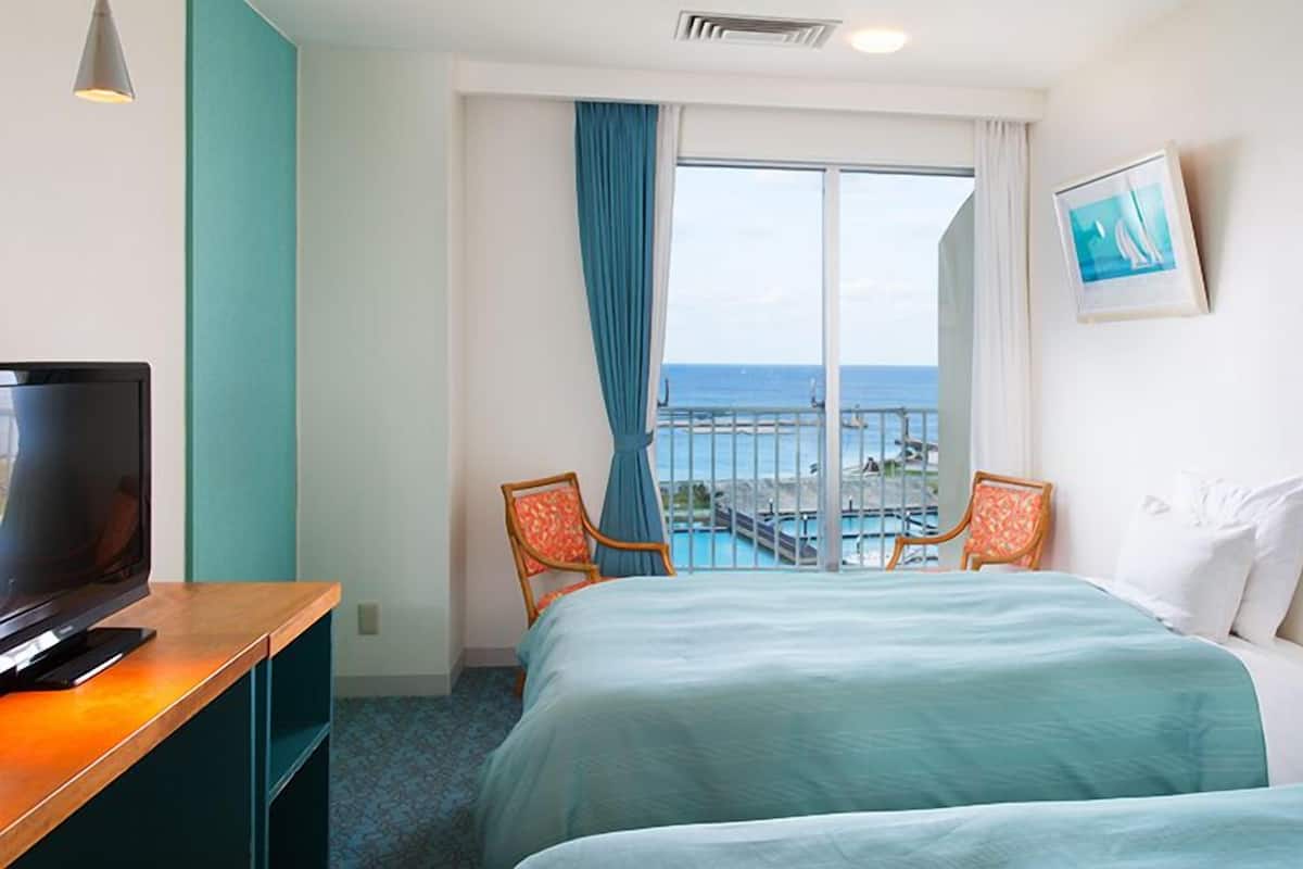 In-room safe, laptop workspace, blackout drapes