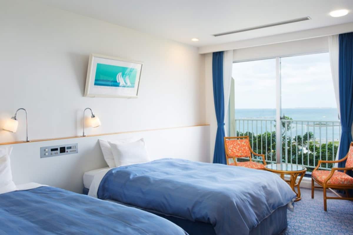 in-room safe, laptop workspace, blackout curtains