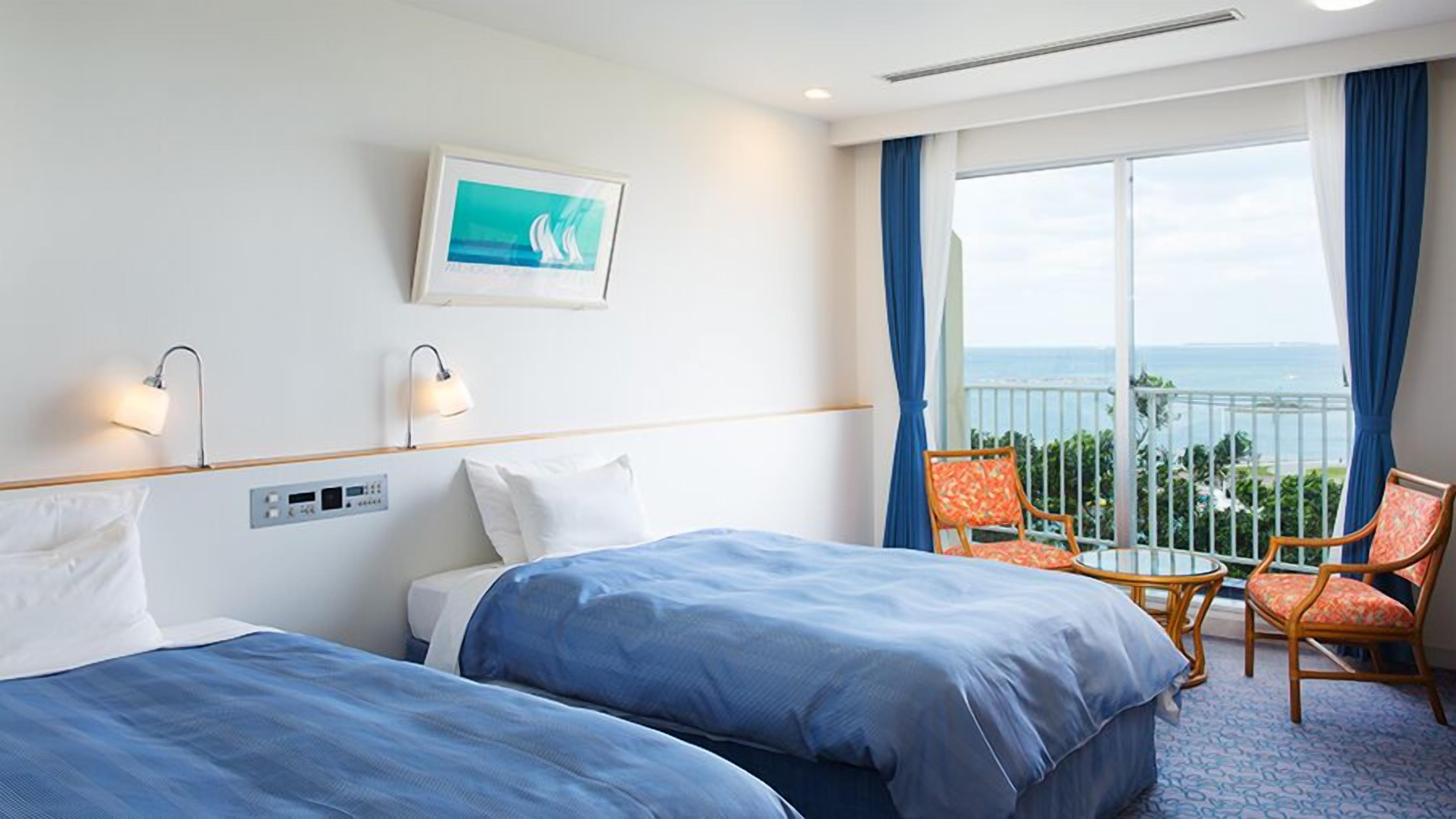 In-room safe, laptop workspace, blackout curtains
