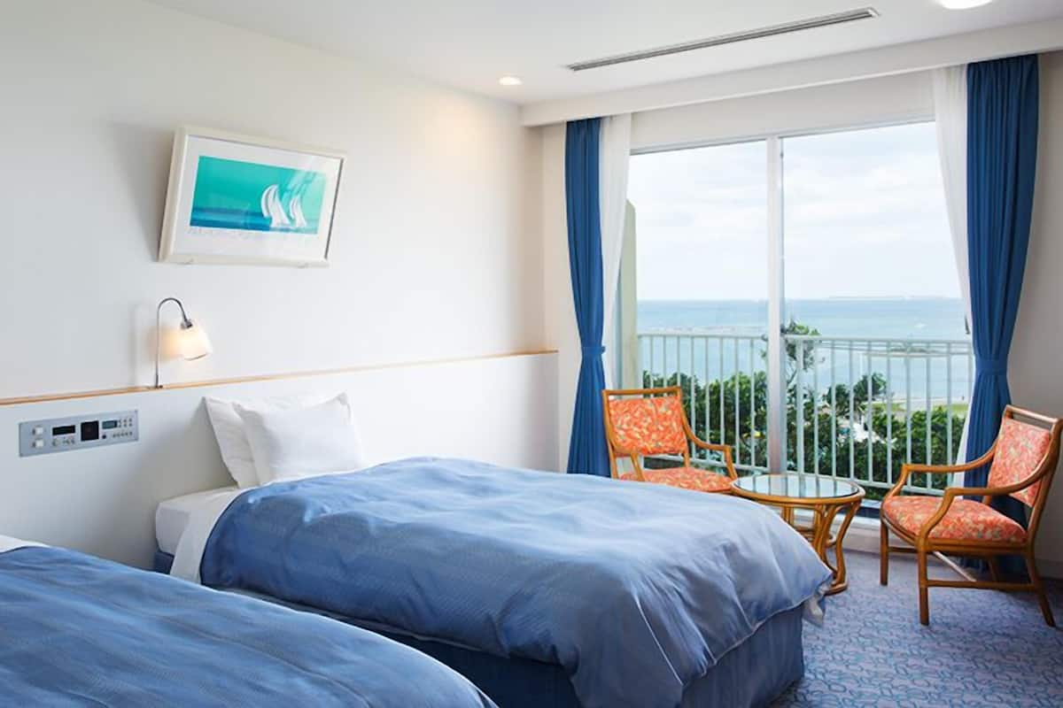 In-room safe, laptop workspace, blackout drapes