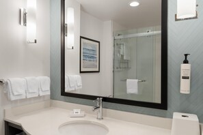 Habitación, 1 cama de matrimonio grande, no fumadores | Baño | Artículos de higiene personal gratuitos, secador de pelo y toallas