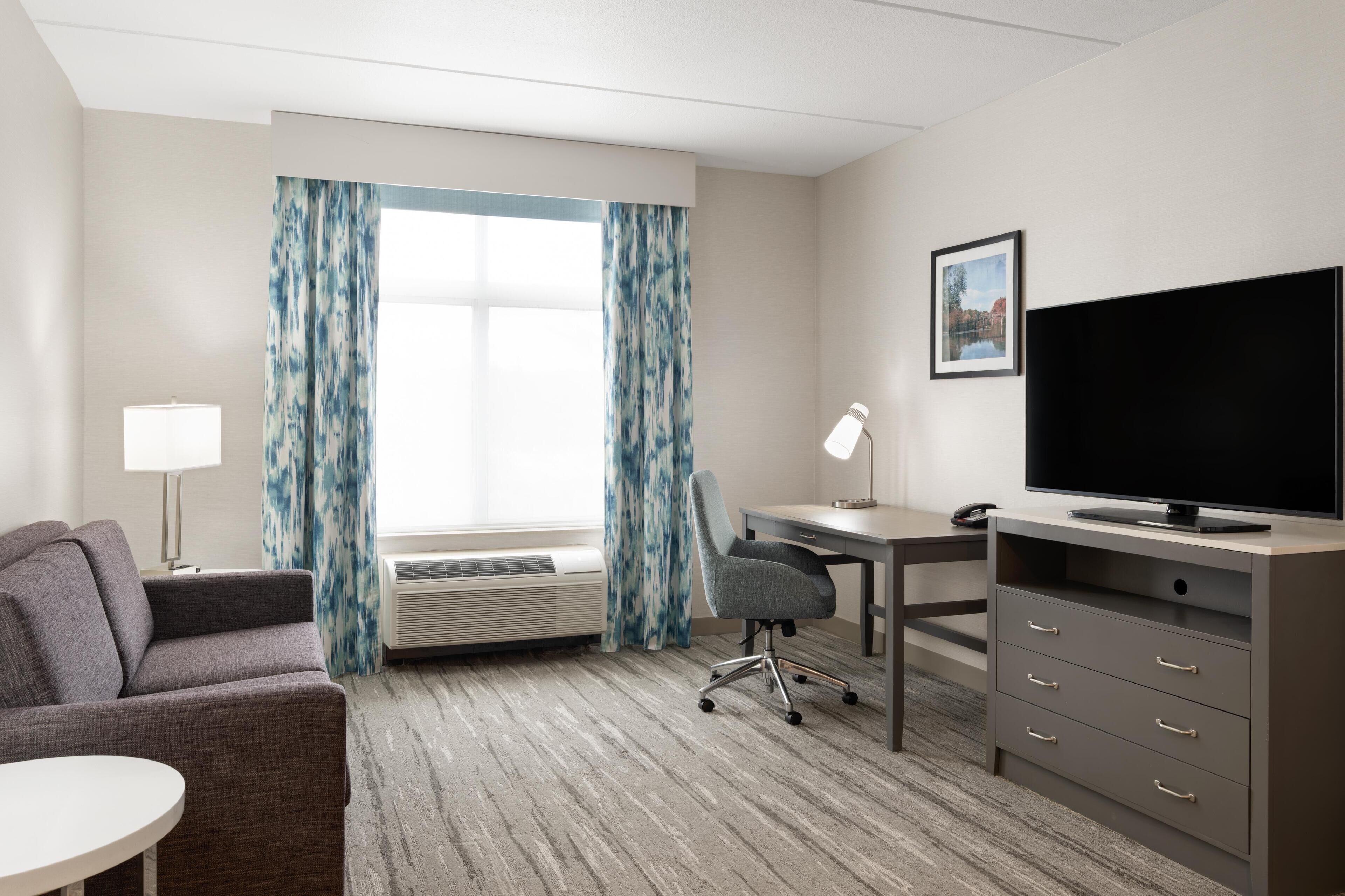 Rum - 1 kingsize-säng (Accessible Bathtub) | Värdeförvaringsskåp på rummet och strykjärn/strykbräda