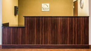 Un mostrador de recepción con un letrero que dice 'Sleep Inn & Suites'.