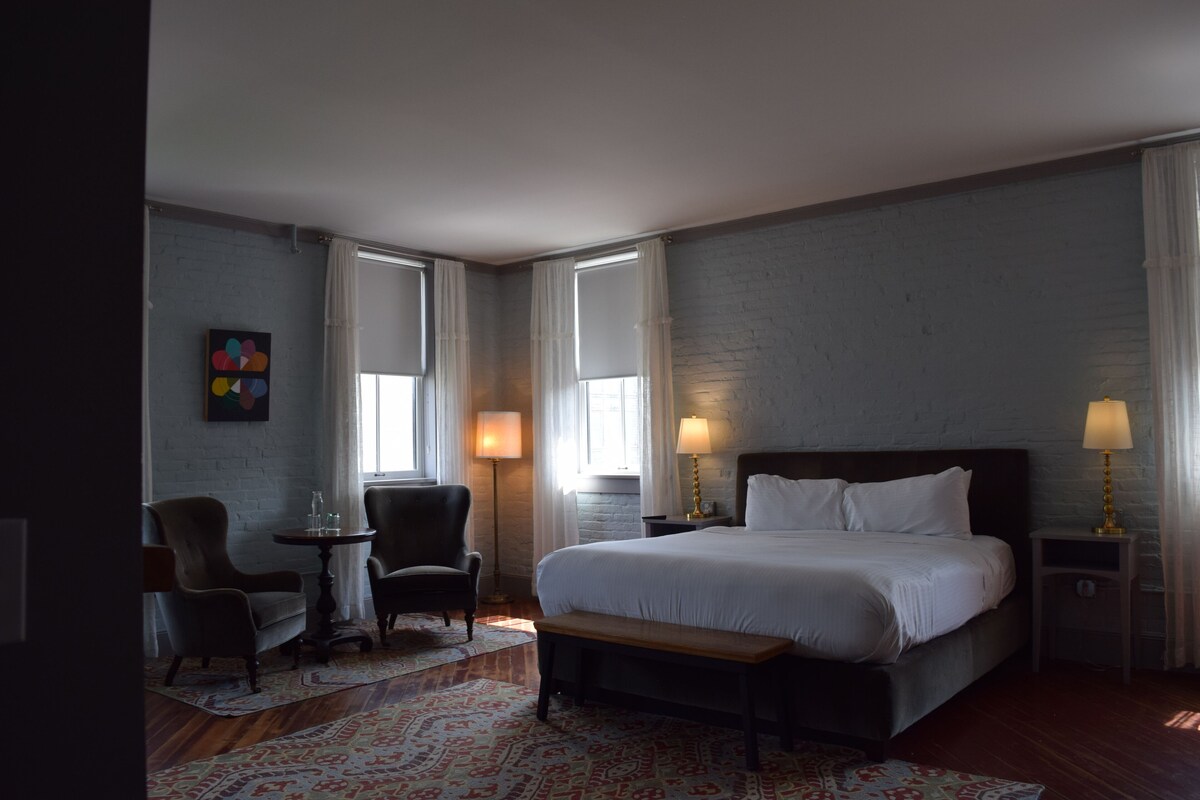 Premier Room, 1 King Bed, Fireplace | Premium bedding, minibar, in-room safe, desk
