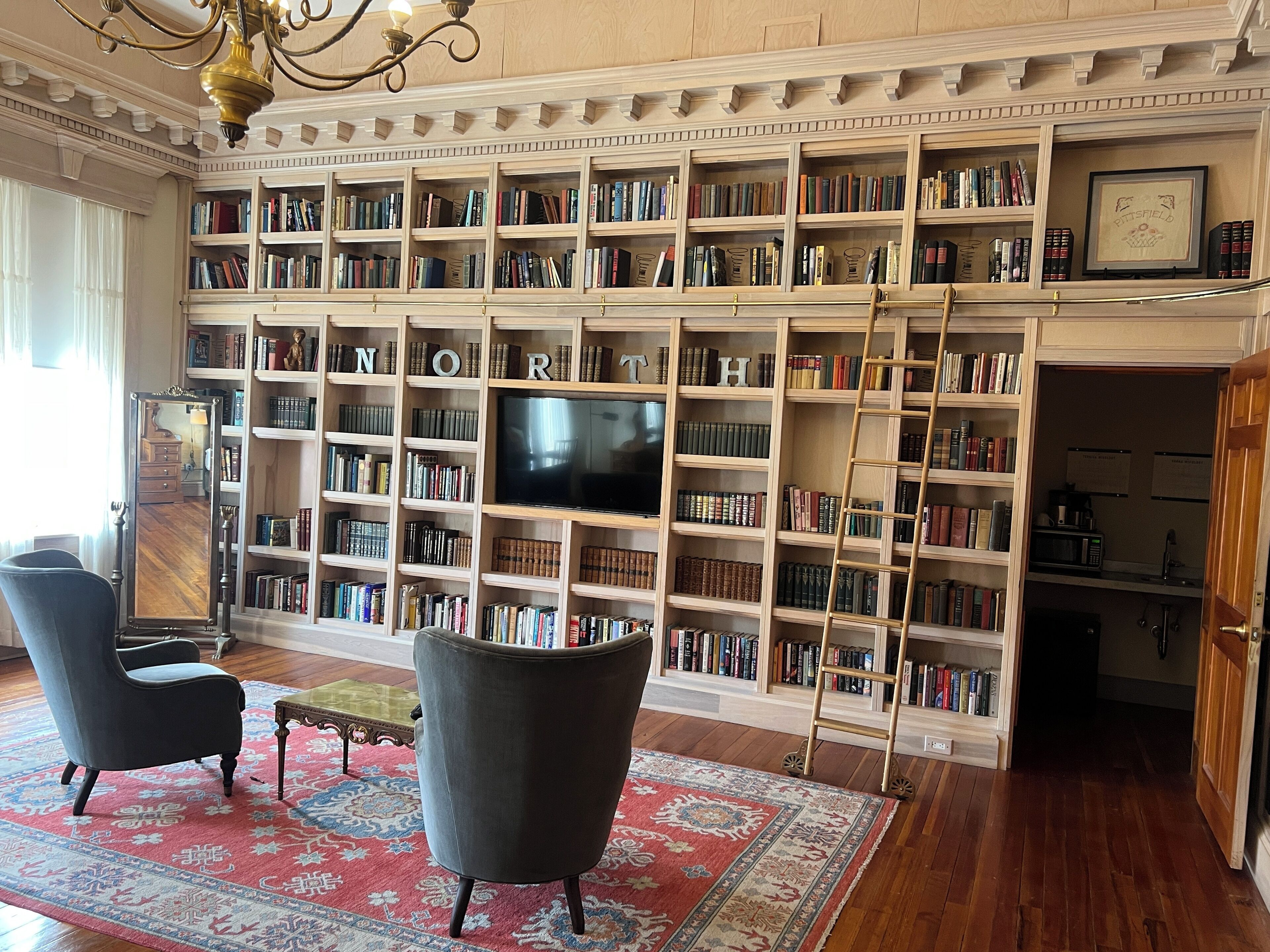 Library Suite, 1 King Bed | 高档床上用品、迷你吧、客房内保险箱、办公桌