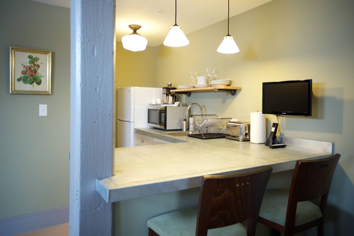 extended stay suite, 1 king bed, refrigerator & microwave | private kitchen | coffee/tea maker