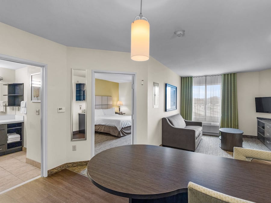 Muebles diferentes, escritorio y espacio para trabajar con laptop