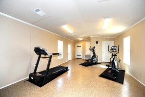Fitness facility - Instalodge Hotel And Suites (Karnes City)