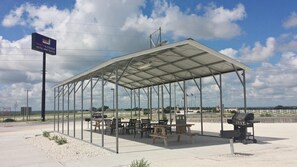 Outdoor dining - Instalodge Hotel And Suites (Karnes City)