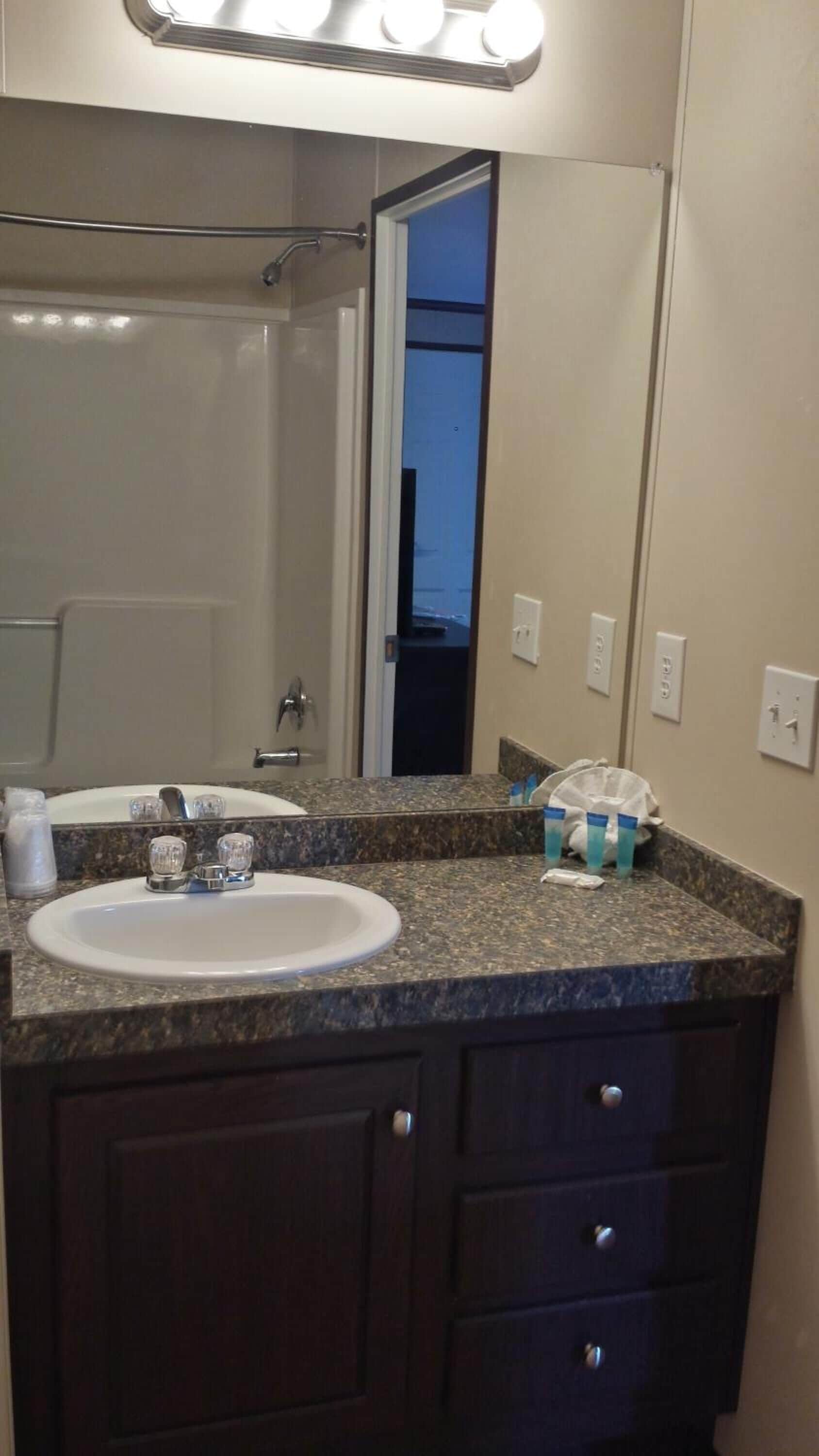 Combined shower/tub, free toiletries, hair dryer, towels