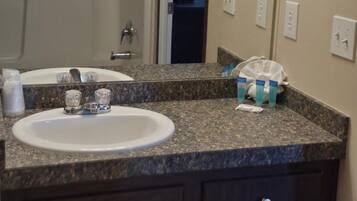 Combined shower/tub, free toiletries, hair dryer, towels
