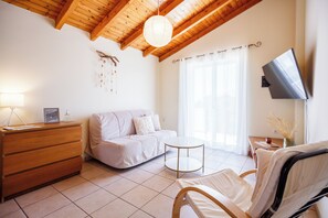 Loft, sacada, vista para a montanha | Área de estar | TV LED