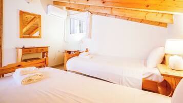 Loftsrom, balkong, fjellutsikt | Individuelt innredet, skrivebord og barnesenger (inkludert)