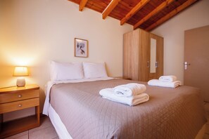 Loft, sacada, vista para a montanha | Individualmente mobiliados, escrivaninha, berços grátis