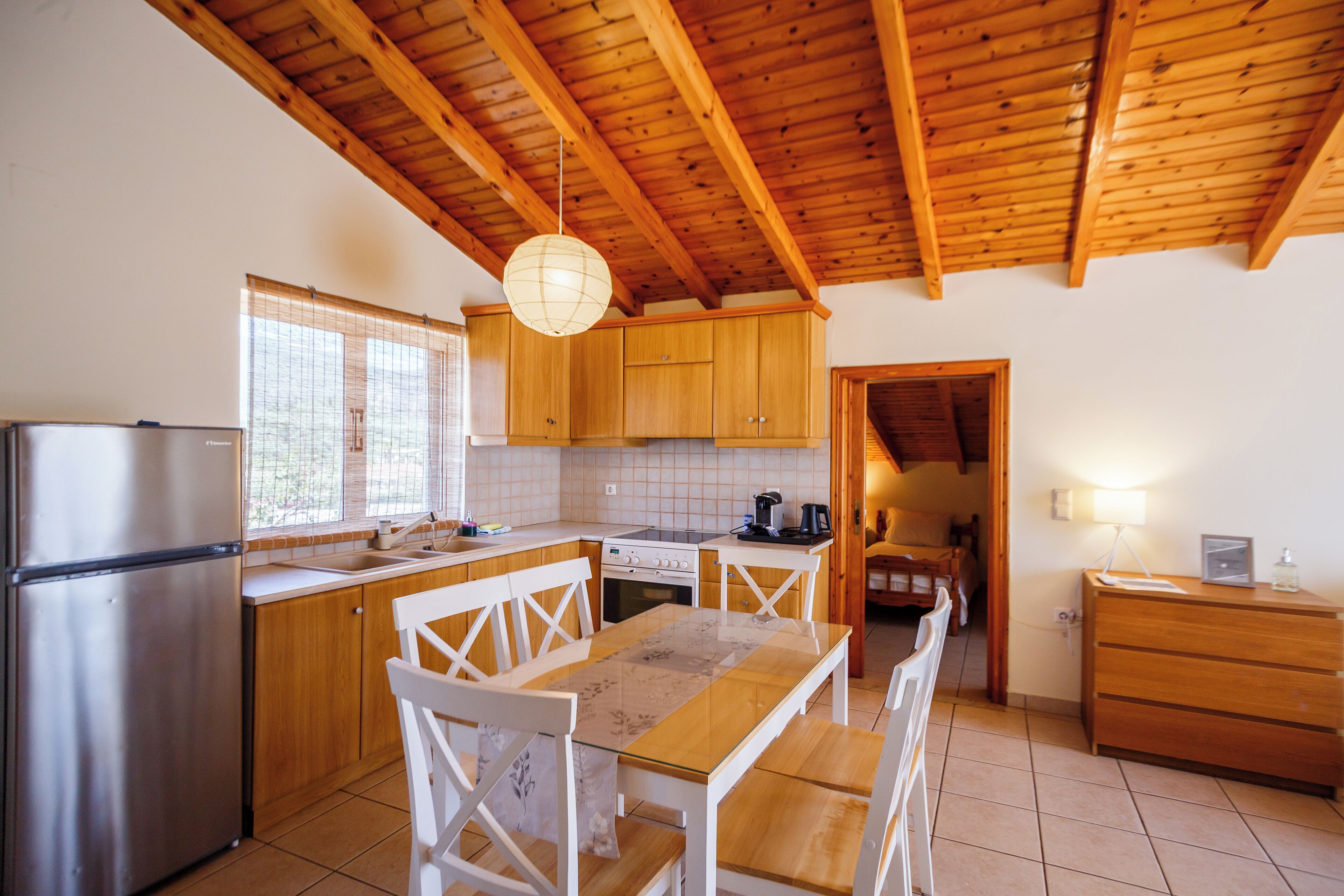 Loft, balcón, vista a la montaña | Cocina privada | Refrigerador con congelador, tetera eléctrica y utensilios de cocina 
