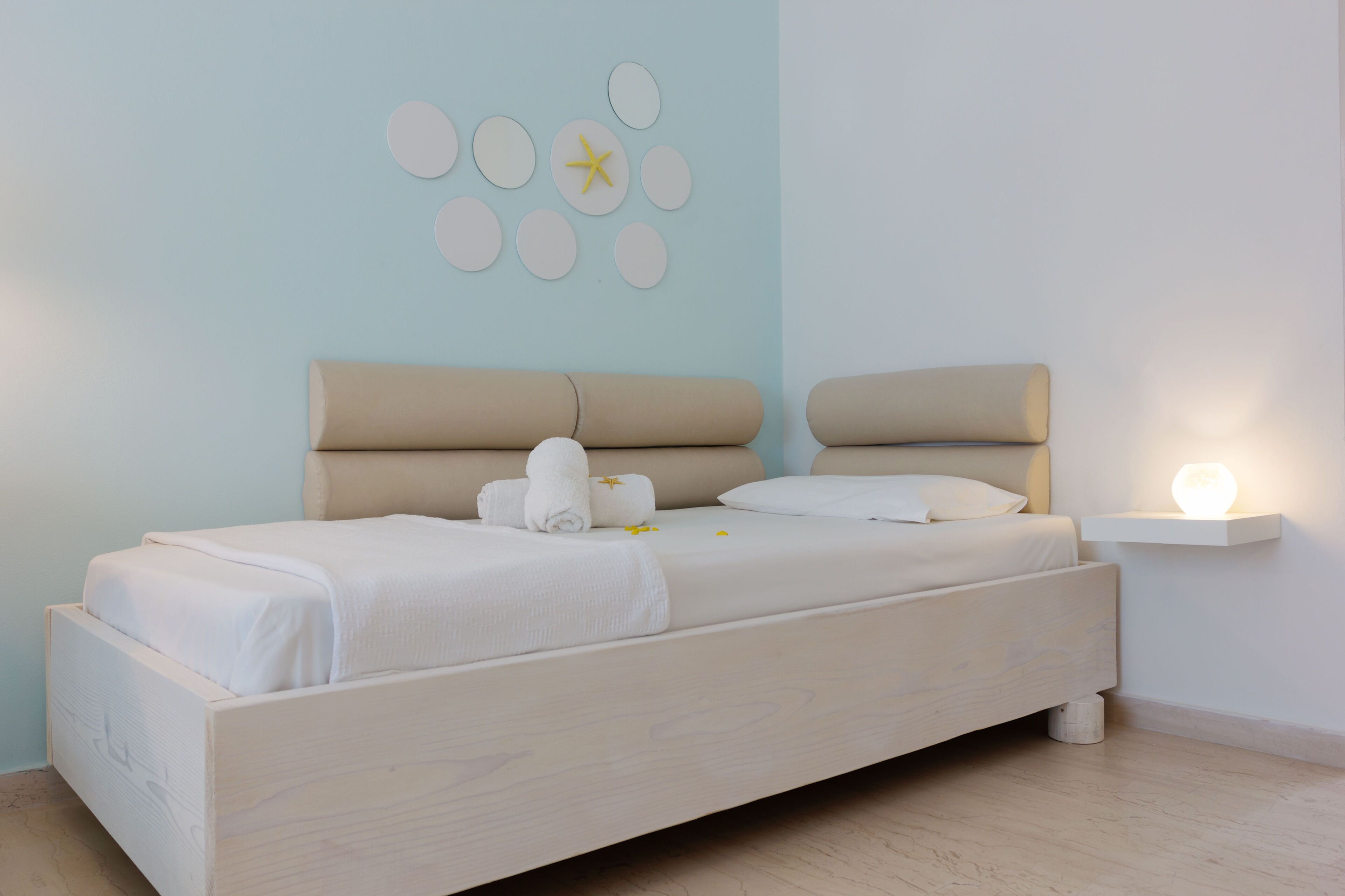 Monolocale, balcone | Con arredamento individuale, una scrivania