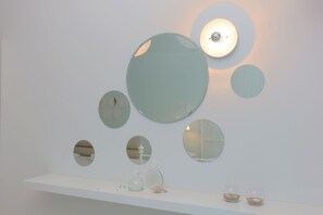 Muebles diferentes, escritorio y cunas gratuitas 