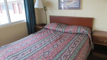 Standard Room, 1 Queen Bed, Smoking | Soundproofing