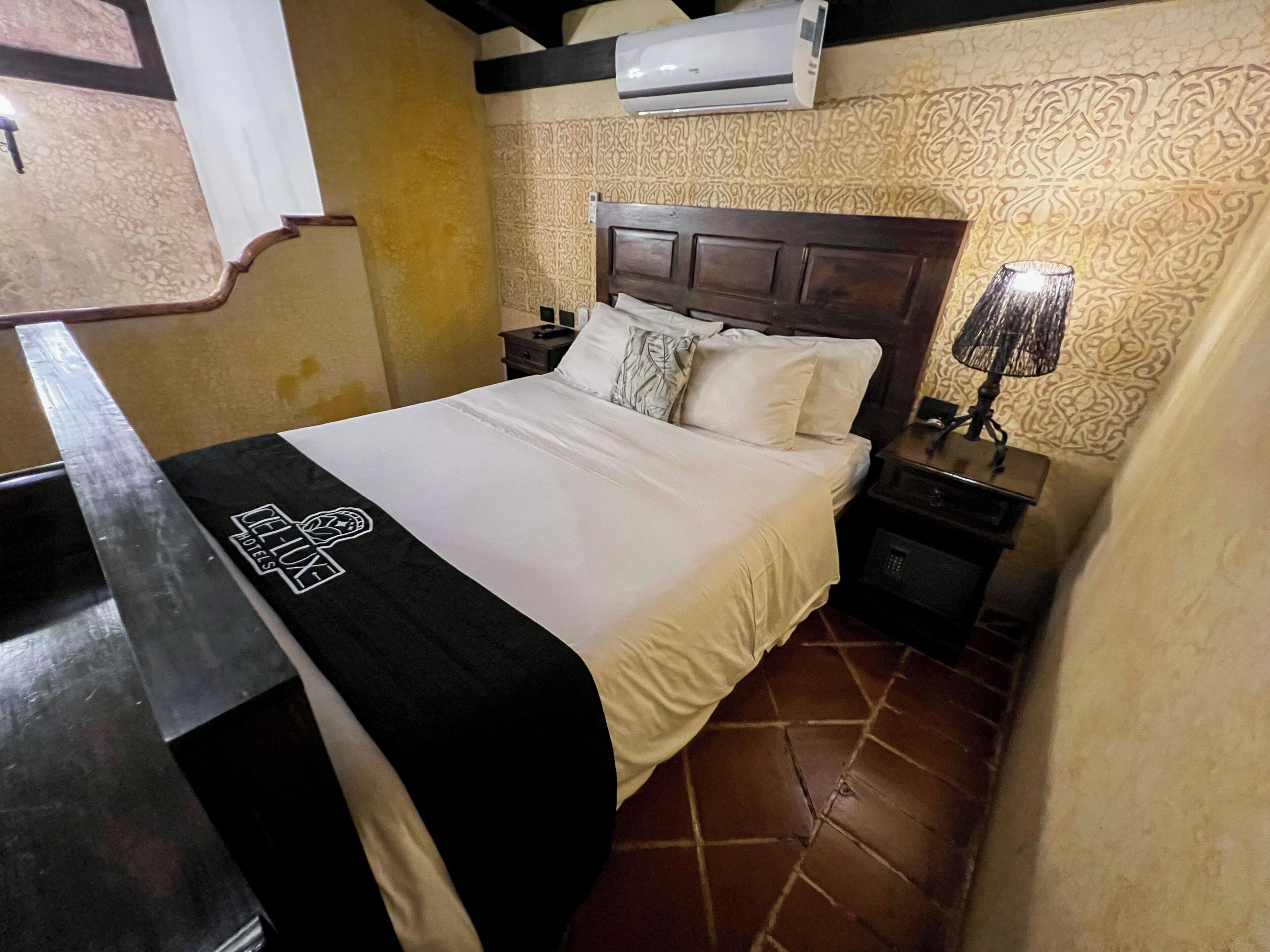 Standard Queen | Ropa de cama de alta calidad, wifi gratis y decoración personalizada 