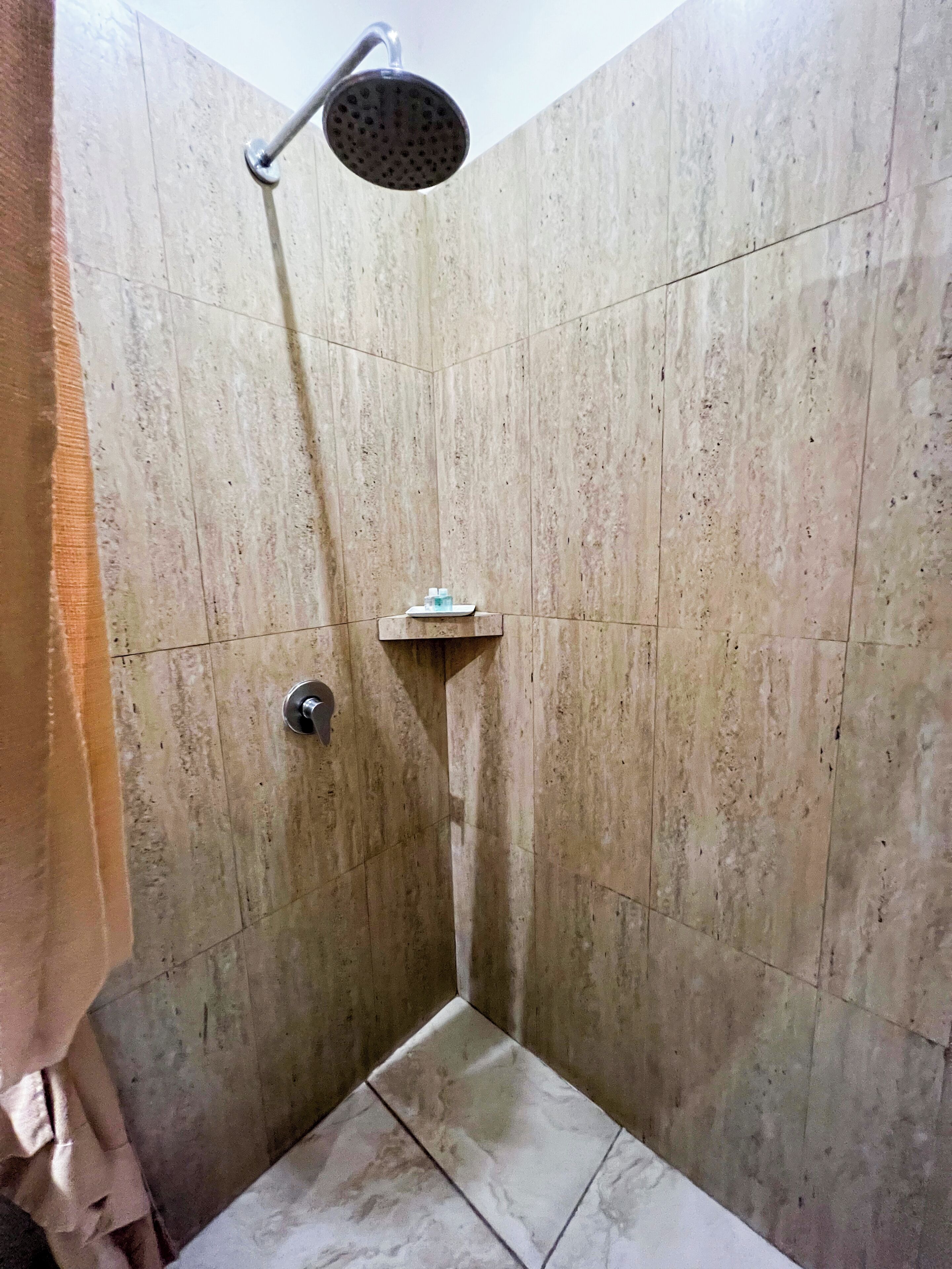 Junior Suite Familiar - Two Bedrooms | Phòng tắm | Buồng tắm vòi sen, đồ dùng nhà tắm miễn phí, máy sấy tóc, khăn tắm 