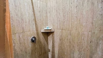 Junior Suite Familiar - Two Bedrooms | Phòng tắm | Buồng tắm vòi sen, đồ dùng nhà tắm miễn phí, máy sấy tóc, khăn tắm