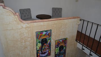 Loft tradicional | Área de sala de estar | Televisión de 32 pulgadas con canales por cable