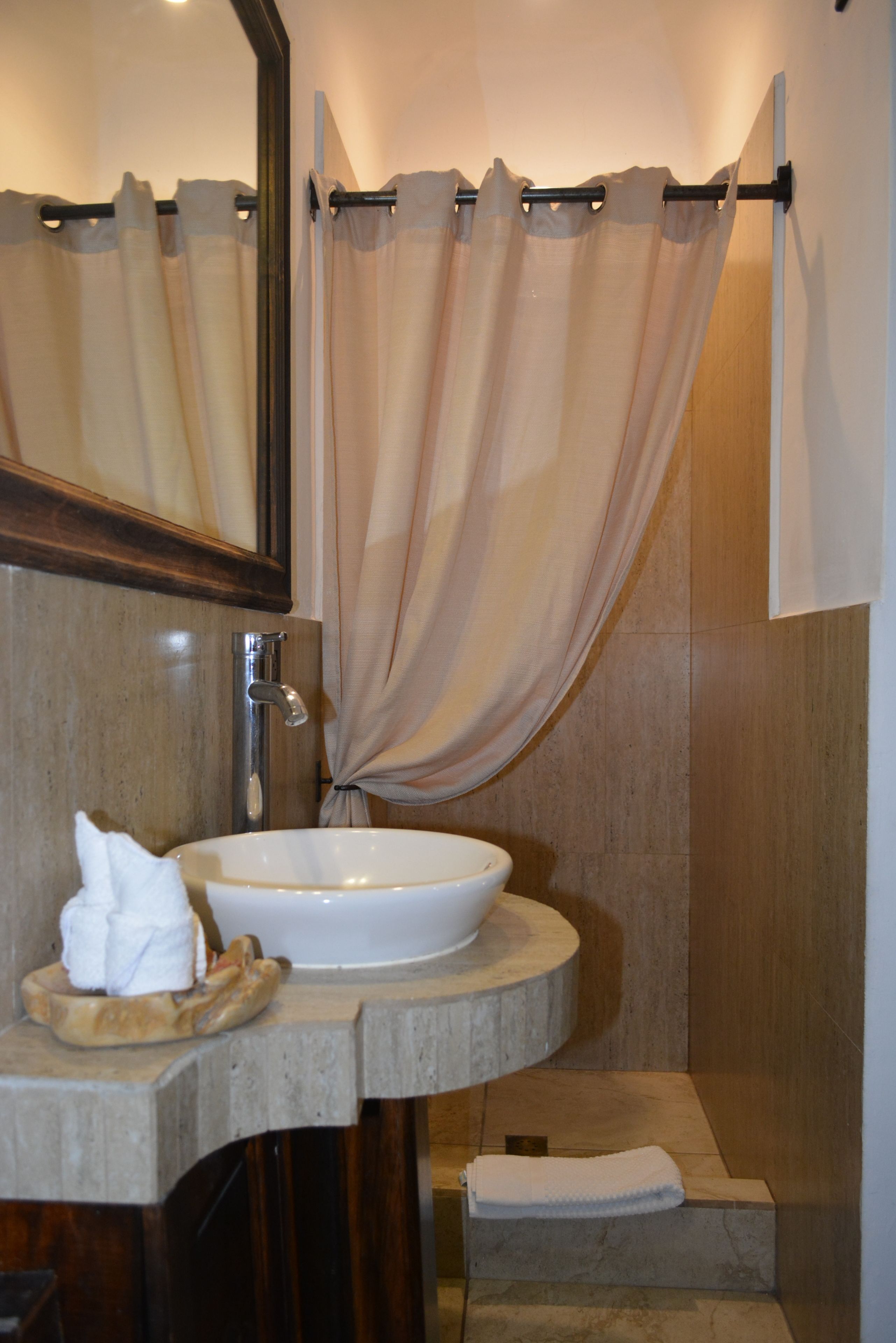 standard loft | bathroom amenities | shower, free toiletries, hair dryer, towels