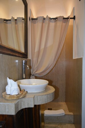 Junior Suite Familiar - Two Bedrooms | Équipements de salle de bain | Douche, articles de toilette gratuits, sèche-cheveux